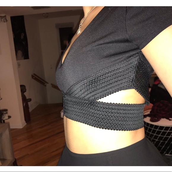 EXPRESS CUTOUT CROP TOP - Picture 1 of 5